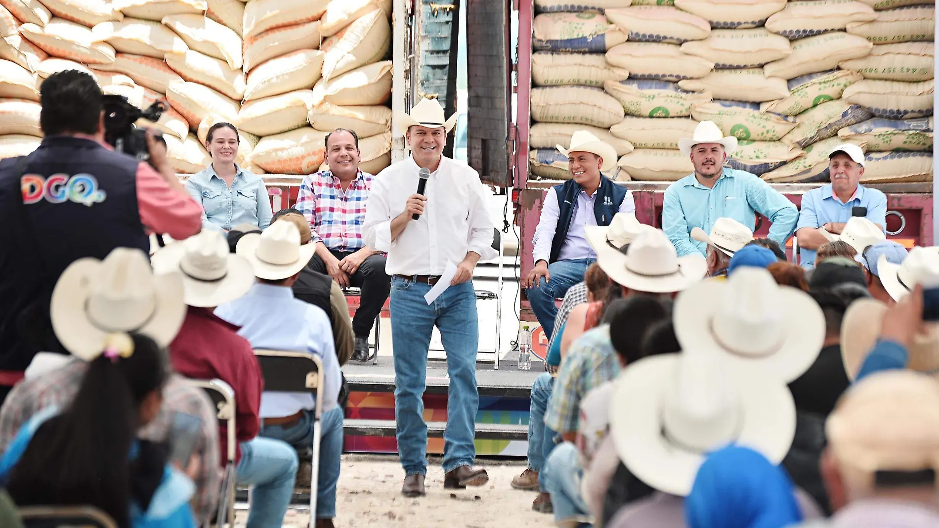 Para que se fortalezca el ganado, arranca Esteban en el Mezquital, dispersión de semilla de avena para forraje (5)